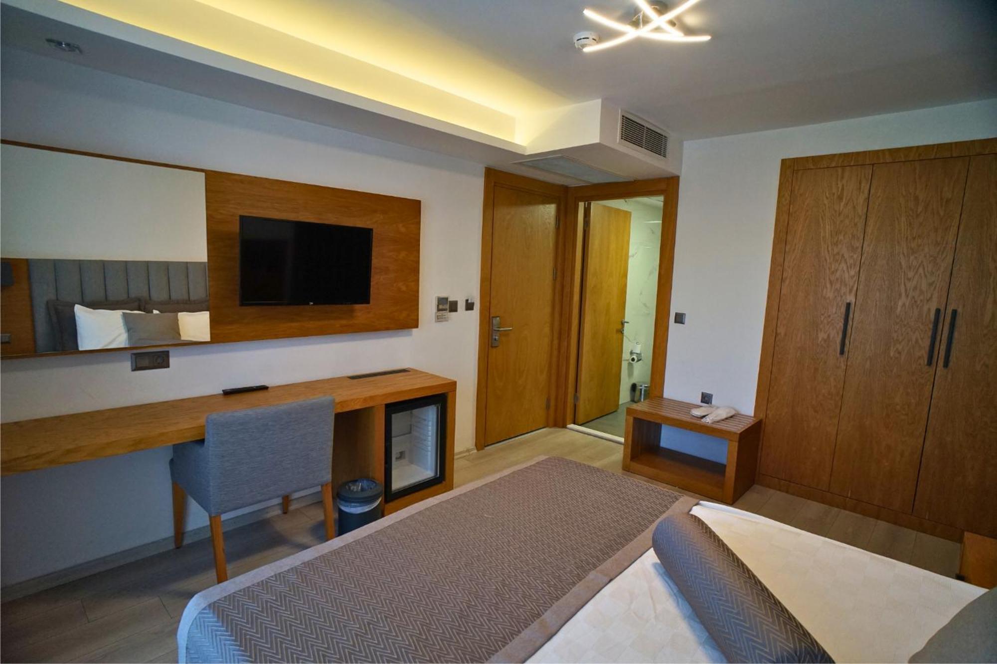 Ruwais Hotel Cesme Exterior photo